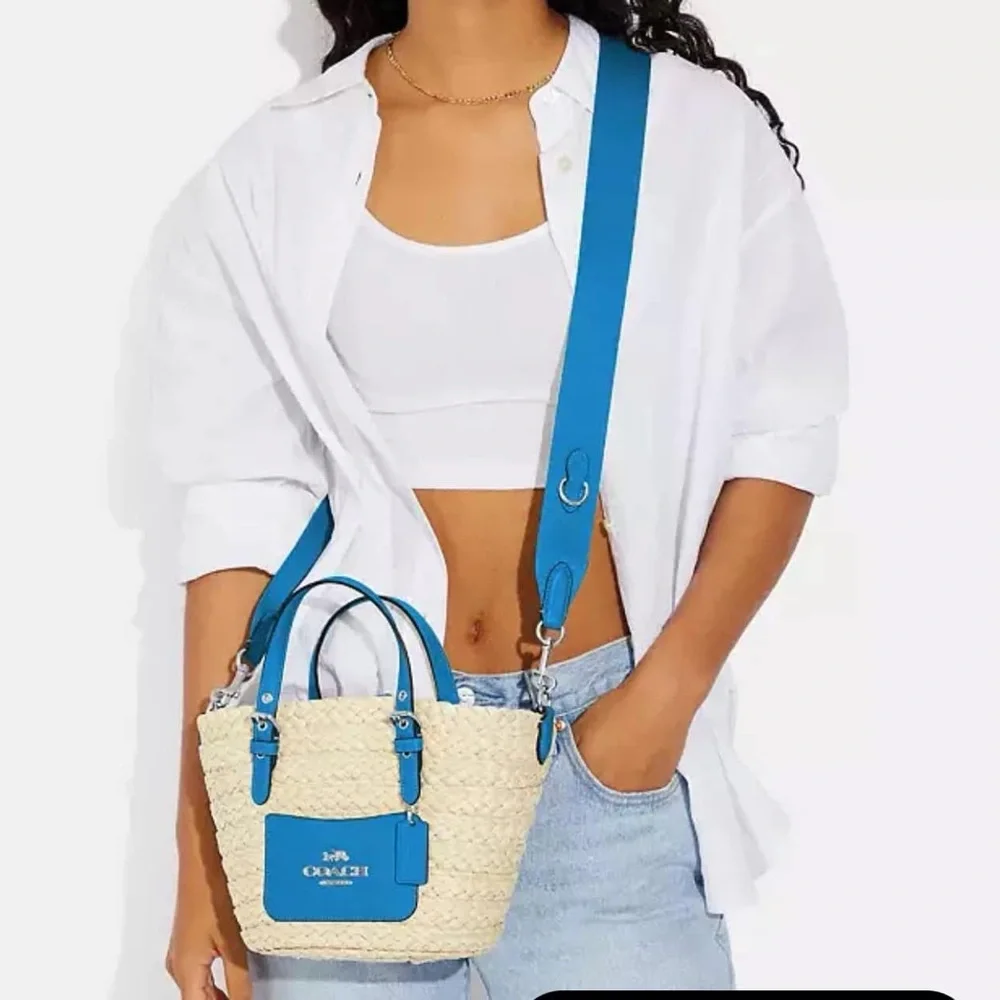 CJ519 - Coach Small Tote - Picture 12 of 13